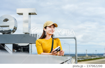 女性観光客と巨大オブジェ ■撮影協力:関西国際空港(KIX) 女性観光客と巨大オブジェ ■撮影協力:関西国際空港(KIX) 137062200