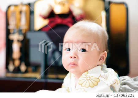 初節句 兜と赤ちゃん 端午の節句を祝う男児 初節句 兜と赤ちゃん 端午の節句を祝う男児 137062228