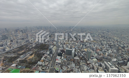 大阪天王寺周辺の都市景観と公園の俯瞰風景（Osaka Cityscape, Japan） 137062350