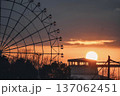 夕焼け空と観覧車のシルエット 137062451