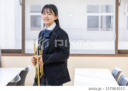 トランペットを持って微笑む女子学生 137063013
