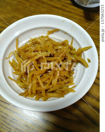 家庭料理 大根の皮の油炒め 家庭料理 大根の皮の油炒め 137063255