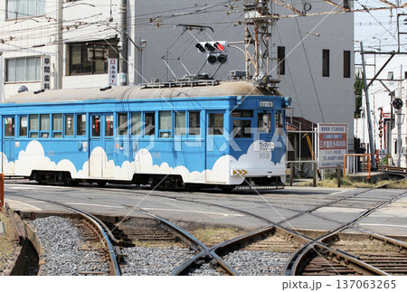 阪堺電気軌道 路面電車の線路 137063265