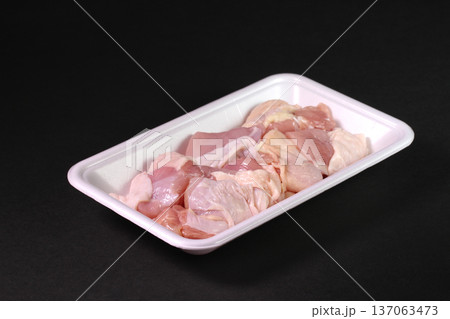 トレーに入った鶏もも肉のブロック（黒背景） 137063473