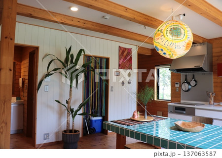 ログハウスの室内 137063587