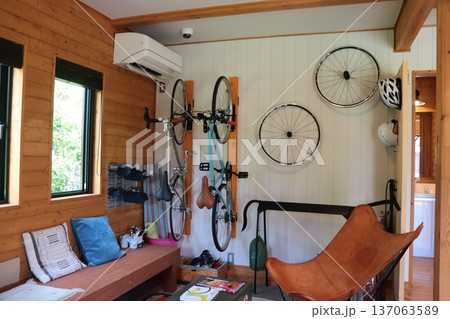 ログハウスの室内 バイクディスプレイ ログハウスの室内 バイクディスプレイ 137063589