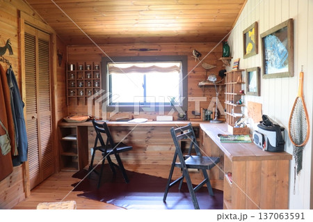 ログハウスの室内 137063591