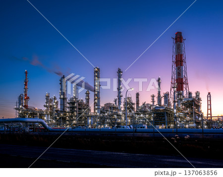 工場夕景 137063856
