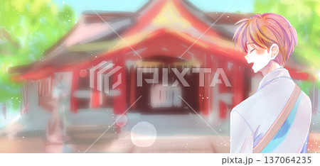 笑顔の男性とアバウトな神社の背景　初夏 137064235