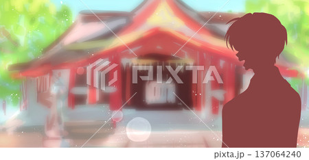 笑顔の男性とアバウトな神社の背景 初夏 シルエット 笑顔の男性とアバウトな神社の背景 初夏 シルエット 137064240