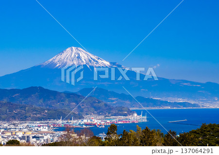 富士山と地球深部探査船「ちきゅう」の母港清水港 富士山と地球深部探査船「ちきゅう」の母港清水港 137064291