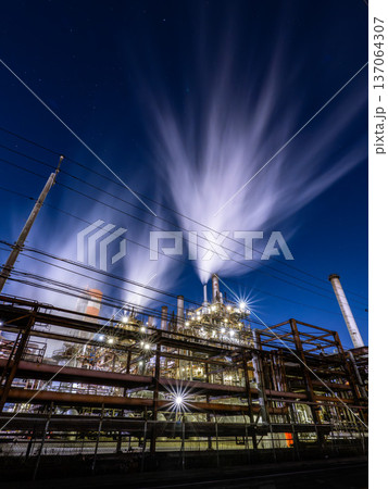 工場の蒸気 137064307