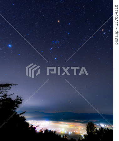 秩父夜景とオリオン 137064310