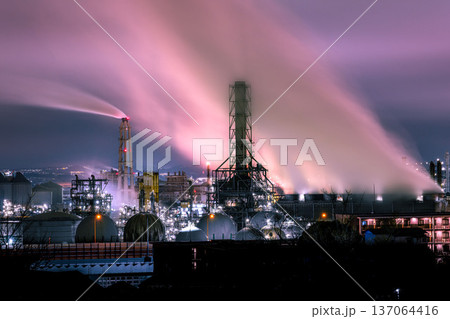 工場夜景と蒸気 137064416