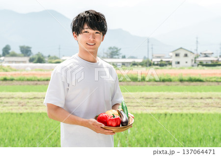 野菜を持つ農家の男性と（農家,夏野菜,新鮮,ふるさと納税） 137064471