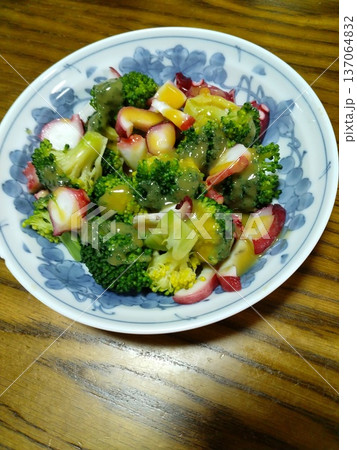 家庭料理 蛸とブロッコリーの酢の和え物 家庭料理 蛸とブロッコリーの酢の和え物 137064832