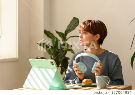 女性がヘッドホンを持ち休憩 137064954