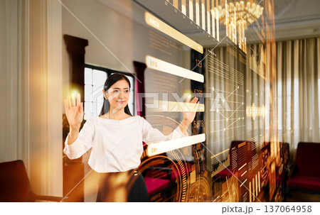 女性が手を挙げて歓迎 137064958