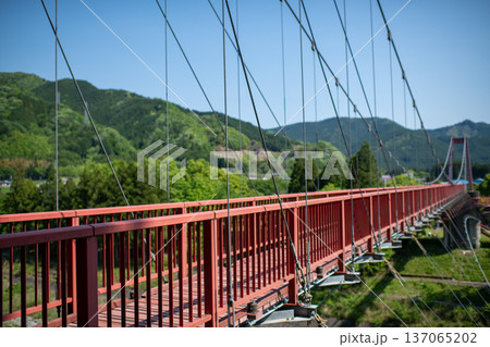 三重県　松阪市　道の駅　茶倉駅　茶倉橋の風景・赤い橋のイメージ 137065202