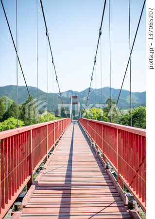 三重県　松阪市　道の駅　茶倉駅　茶倉橋の風景・赤い橋のイメージ 137065207