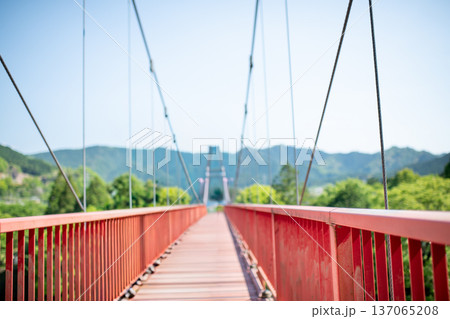 三重県　松阪市　道の駅　茶倉駅　茶倉橋の風景・赤い橋のイメージ 137065208