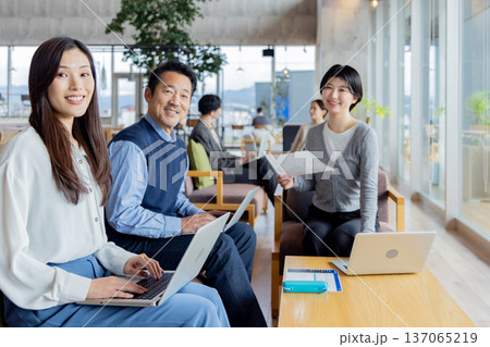 デザイナーズオフィスで働く人々 137065219
