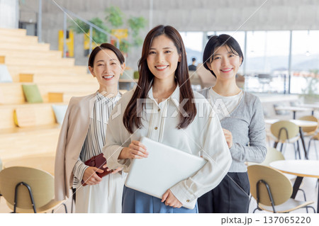 デザイナーズオフィスで働く人々 137065220