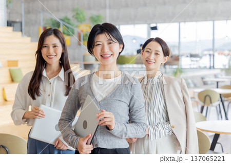 デザイナーズオフィスで働く人々 137065221