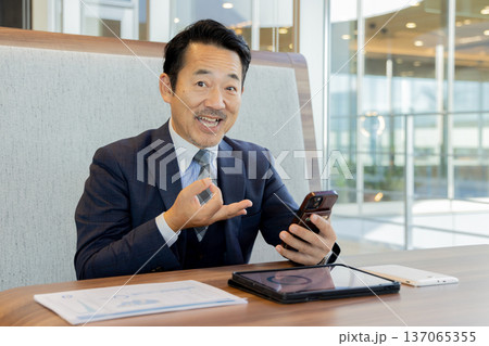 デザイナーズオフィスで働く人々 137065355