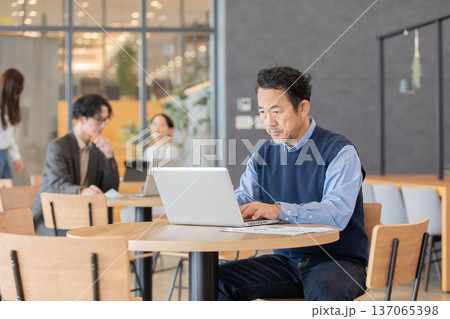 デザイナーズオフィスで働く人々 137065398