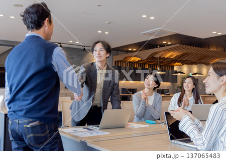 デザイナーズオフィスで働く人々 137065483