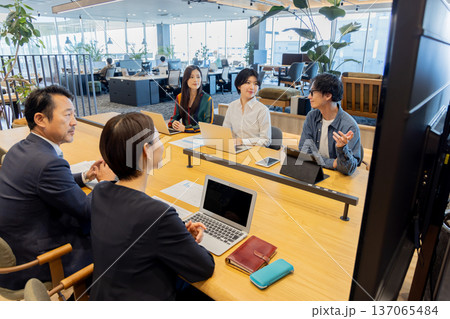 デザイナーズオフィスで働く人々 137065484