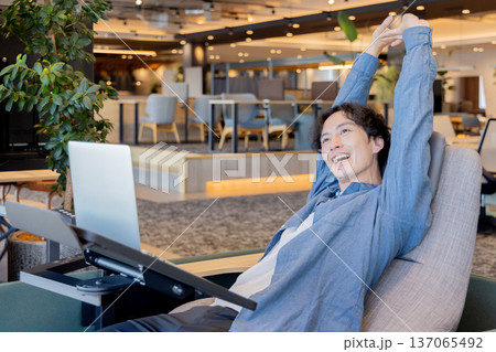 デザイナーズオフィスで働く人々 137065492