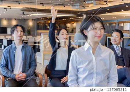 デザイナーズオフィスで働く人々 137065811