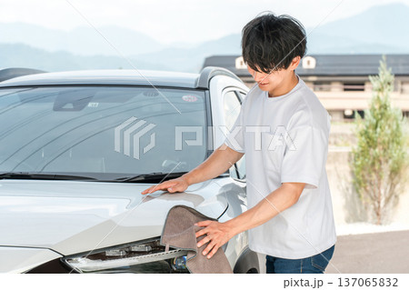 家のガレージで愛車を洗車する若いアジア人男性 137065832