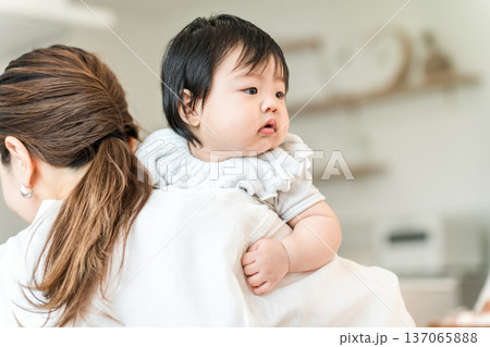 母親に抱っこされる赤ちゃん,幼児 137065888