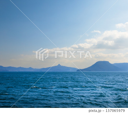 男木島行きのフェリーから見た瀬戸内海と香川県の屋島と五剣山 137065979