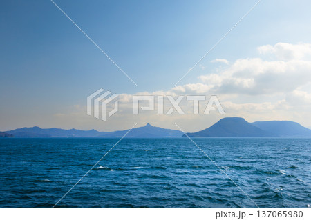 男木島行きのフェリーから見た瀬戸内海と香川県の屋島と五剣山 137065980