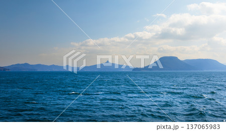 男木島行きのフェリーから見た瀬戸内海と香川県の屋島と五剣山 137065983