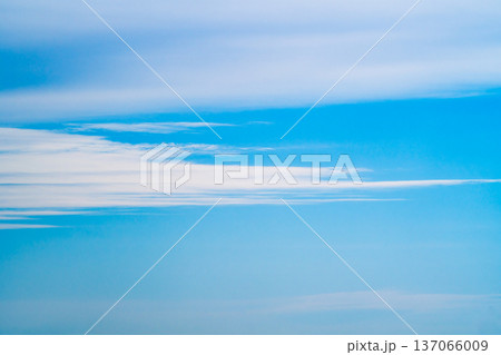 雲がたなびく青空 b-2 高彩度コントラスト 雲がたなびく青空 b-2 高彩度コントラスト 137066009