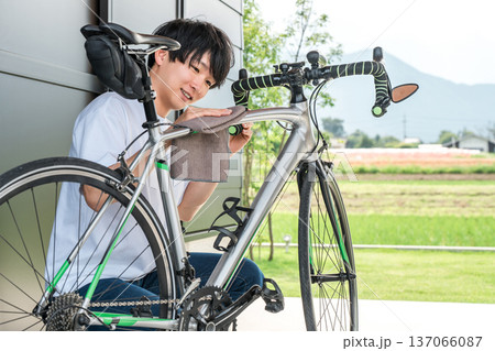 自転車,ロードバイクのメンテナンスをする若いアジア人男性 137066087
