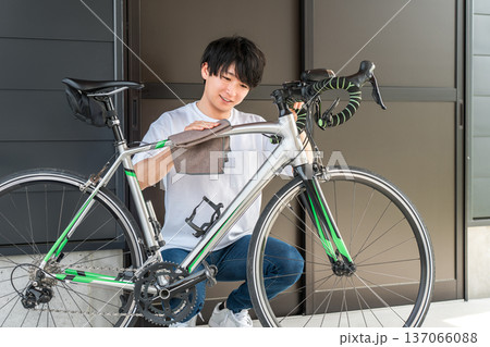 自転車,ロードバイクのメンテナンスをする若いアジア人男性 自転車,ロードバイクのメンテナンスをする若いアジア人男性 137066088