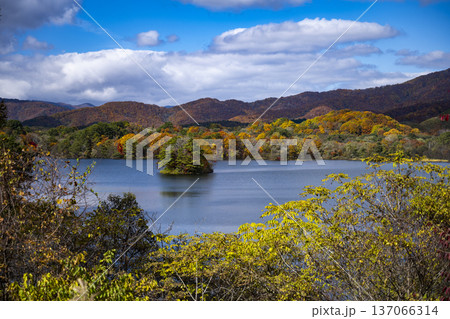 紅葉の始まった、大沼と湖面に映える景観 紅葉の始まった、大沼と湖面に映える景観 137066314