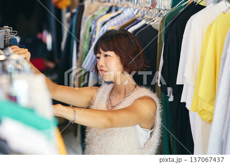 古着屋で洋服を探す若い女性 古着屋で洋服を探す若い女性 137067437