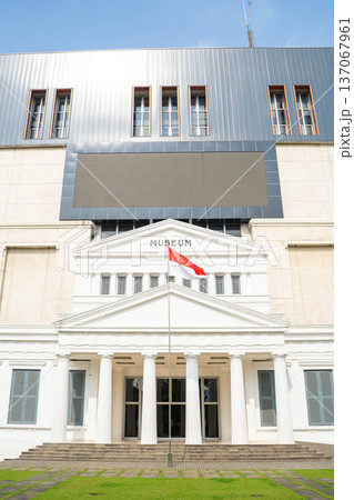 インドネシア国立博物館(National Museum of Indonesia)外観と国旗 137067961