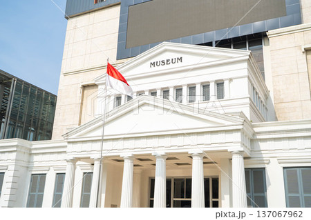 インドネシア国立博物館(National Museum of Indonesia)外観と国旗 137067962