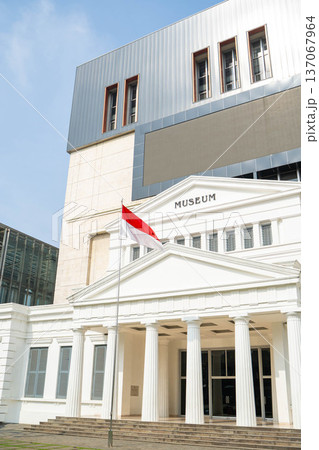インドネシア国立博物館(National Museum of Indonesia)外観と国旗 137067964