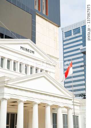 インドネシア国立博物館(National Museum of Indonesia)外観と国旗 137067975