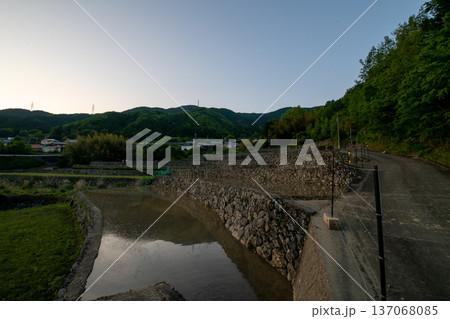 三重県 松阪市 深野のだんだん田の夕景 三重県 松阪市 深野のだんだん田の夕景 137068085