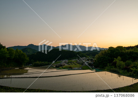 三重県 松阪市 深野のだんだん田の夕景 三重県 松阪市 深野のだんだん田の夕景 137068086
